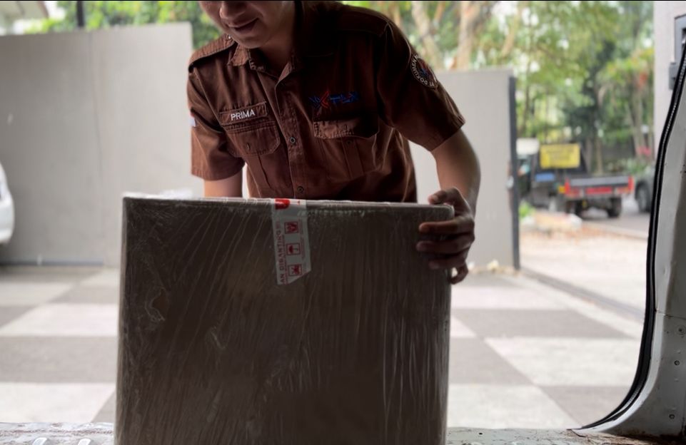 courier pick up package