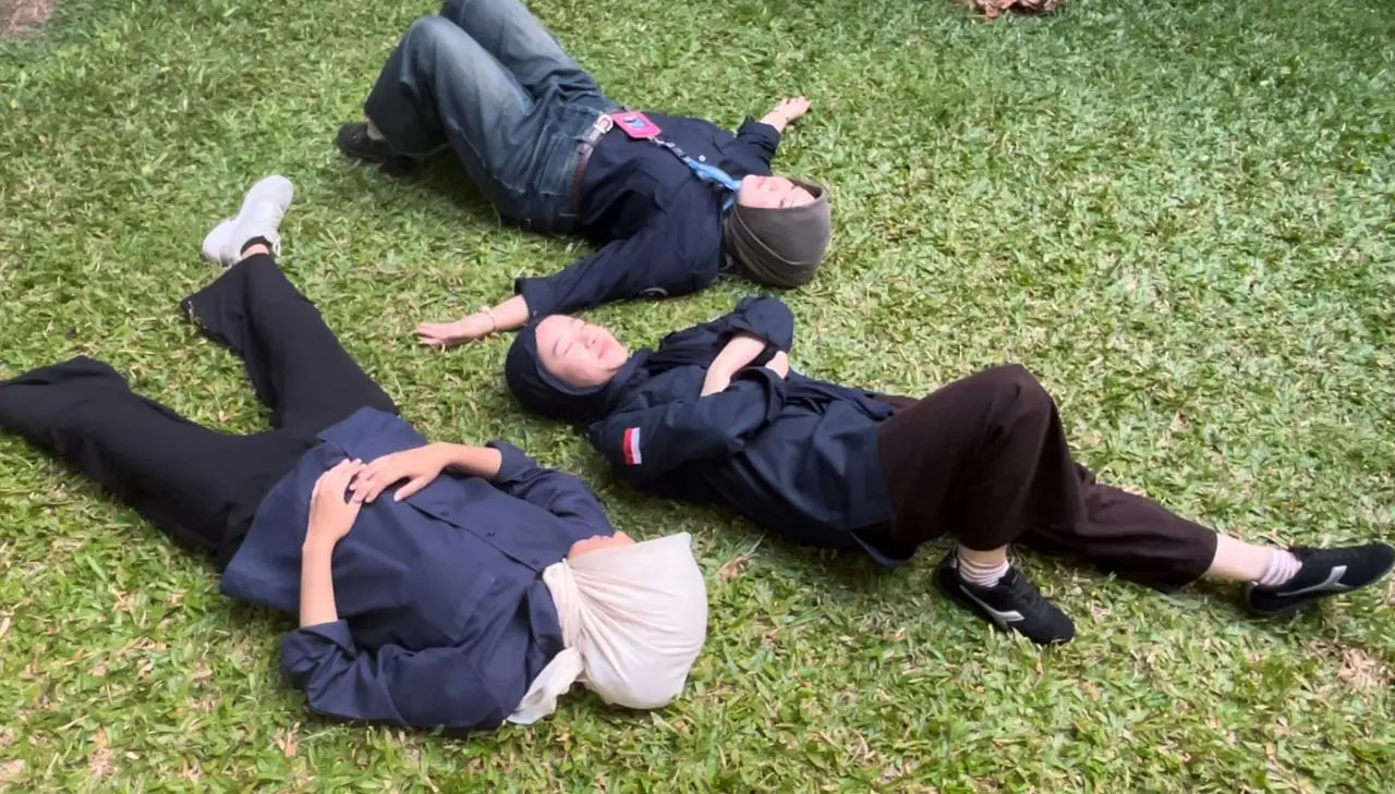 Liburan di Bandung sambil bersantai di hamparan rumput bukit